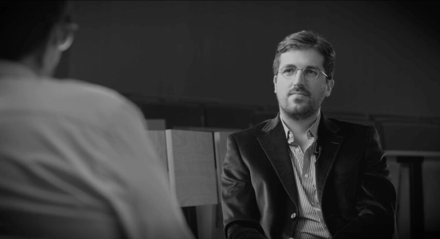 Participante de la entrevista de MIVI Talks sentado frente a su interlocutor